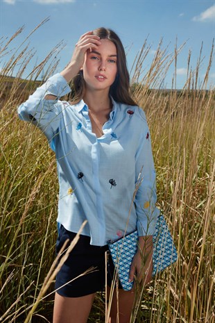 Mavi renkli çiçek işlemeli gömlek