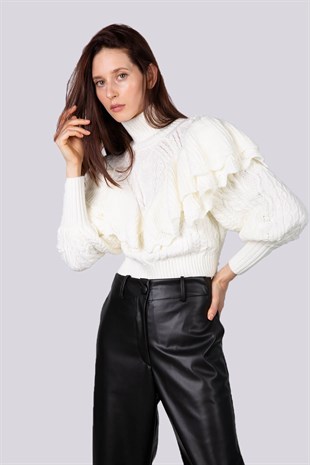 Saç örgü detaylı balıkçı yaka omuzları fırfırlı kazak - Ekru