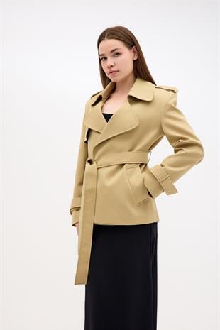 Vatkalı Premium Kalite Gabardin Kumaş Astarlı Midi Kısa Trençkot Ceket ve diğer Ceket modellerimiz için online alışveriş mağazamızı ziyaret edin. 