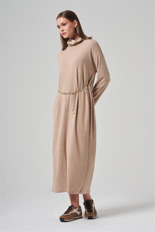 AKSESUARLI TRİKO ELBİSE