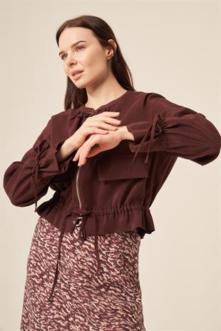 ETEK UCU VE KOLLARI BÜZGÜLÜ ÖNDEN FERMUARLI AKSESUARLI KISA DUBAI CEKET