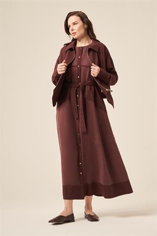 ÖNDEN İKİ CEPLİ ETEĞİ ÜÇGEN DETAY KISA DUBAI CEKET