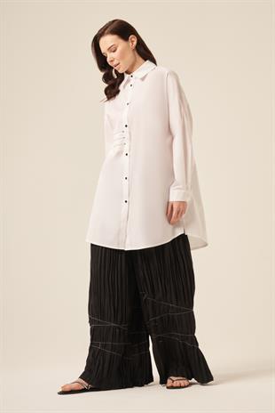 ÖNDEN ÜÇ DİKİŞ VE MİNİK TAŞLI ÖNDEN DÜĞMELİ UZUN GÖMLEK