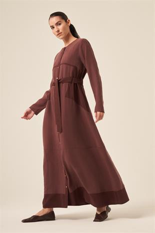ÜÇGEN KUPLU ÖNDEN DÜĞMELİ BELİ KUŞAK KEMER DETAYLI PASION ELBİSE