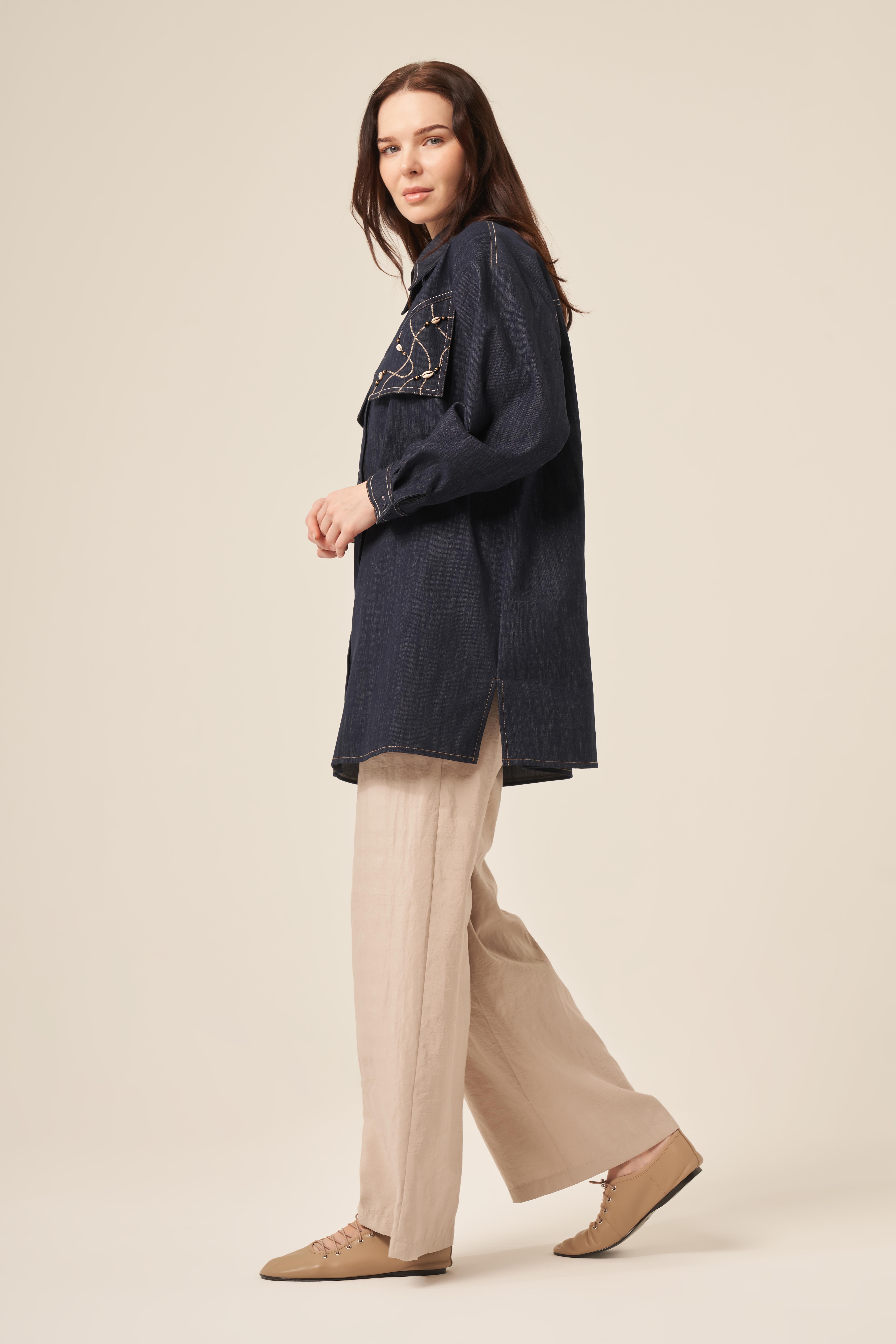 CEP KAPAKLARI DENİZ KABUĞU İŞLEMELİ DENİM GÖMLEK