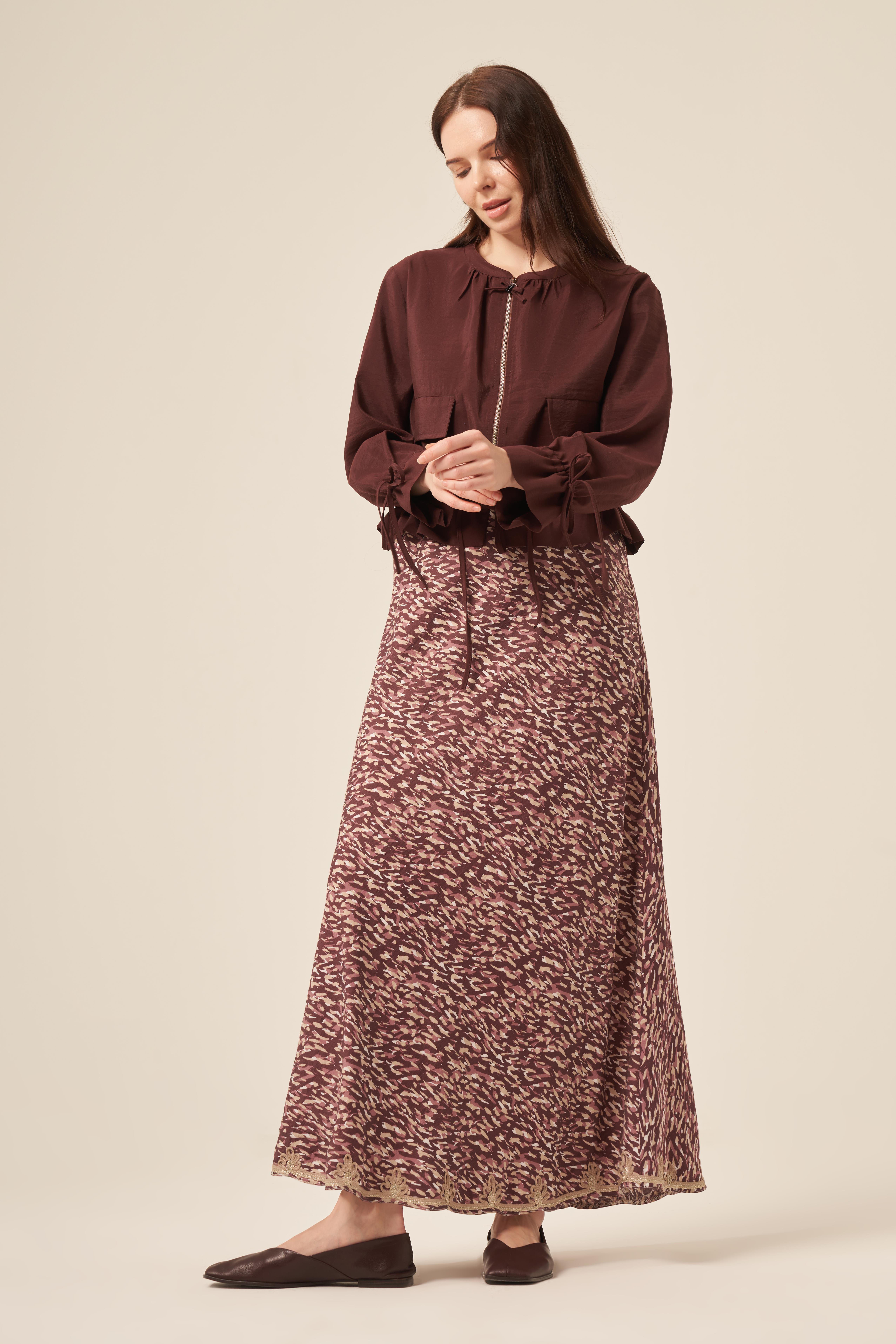 ETEK UCU VE KOLLARI BÜZGÜLÜ ÖNDEN FERMUARLI AKSESUARLI KISA DUBAI CEKET