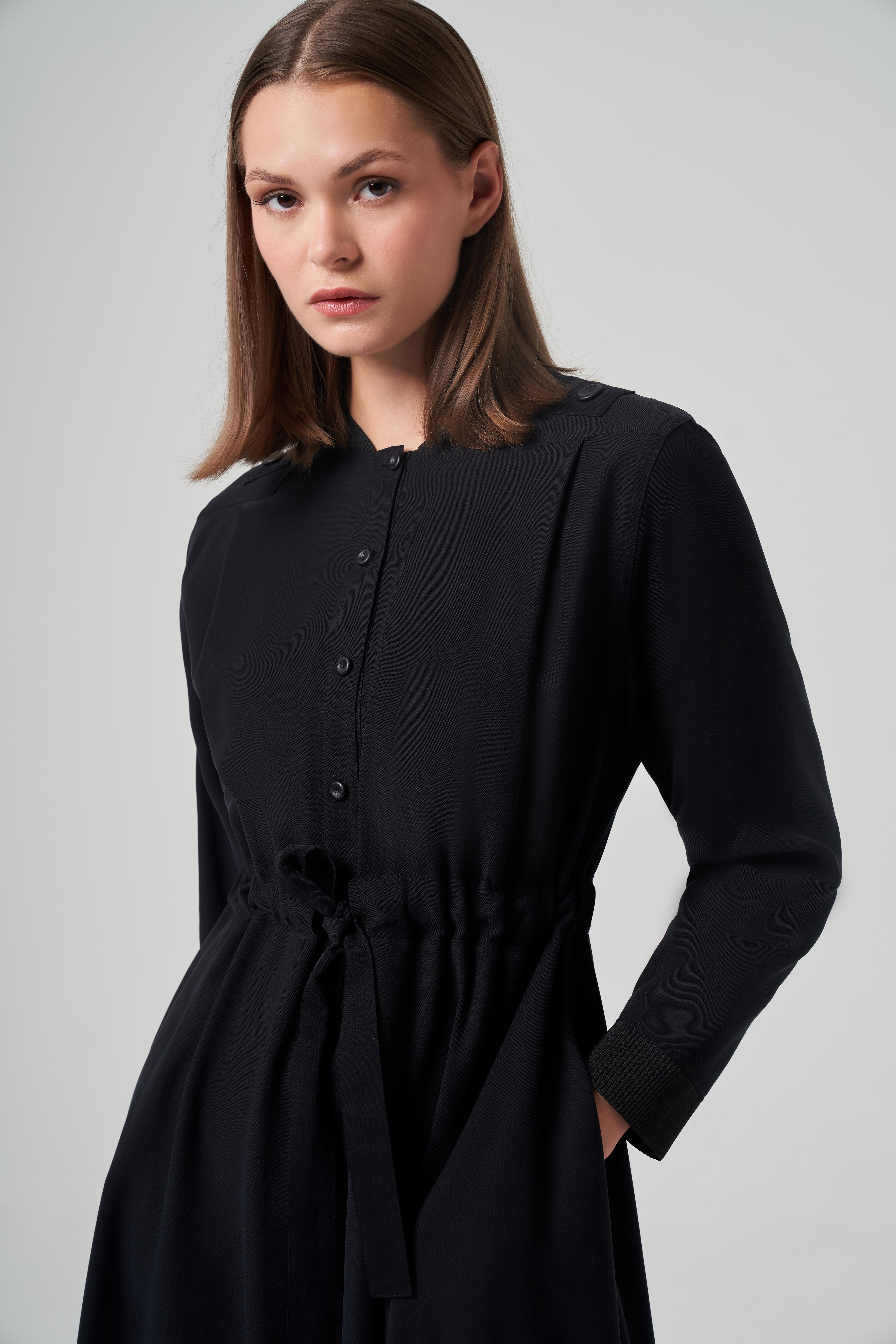 ÖNDEN DÜĞMELİ ELBİSE