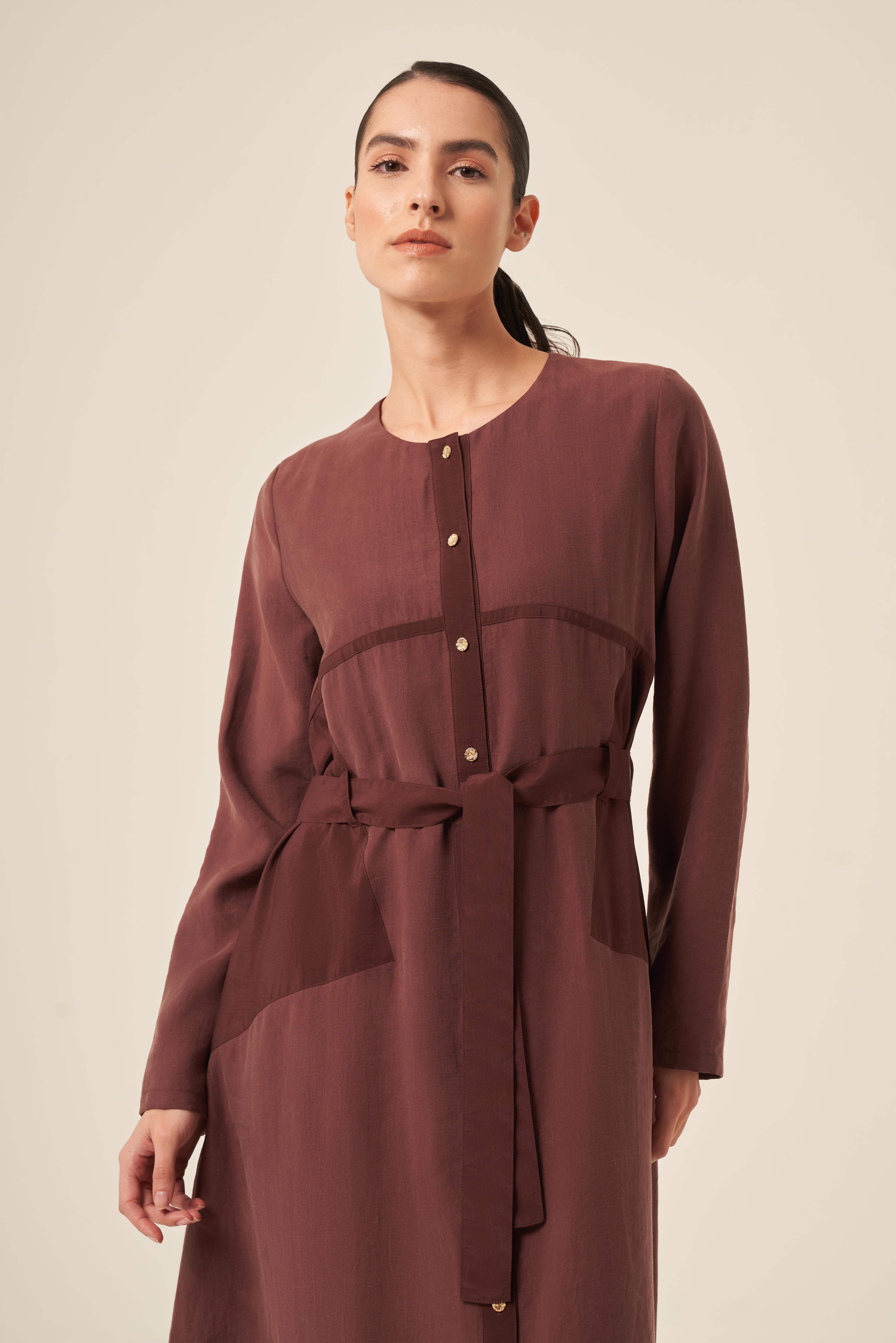 ÜÇGEN KUPLU ÖNDEN DÜĞMELİ BELİ KUŞAK KEMER DETAYLI PASION ELBİSE