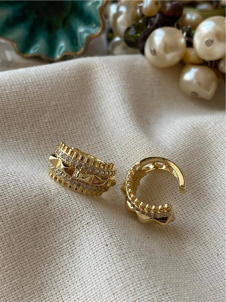 14K Piramit Model Kıkırdak Küpe