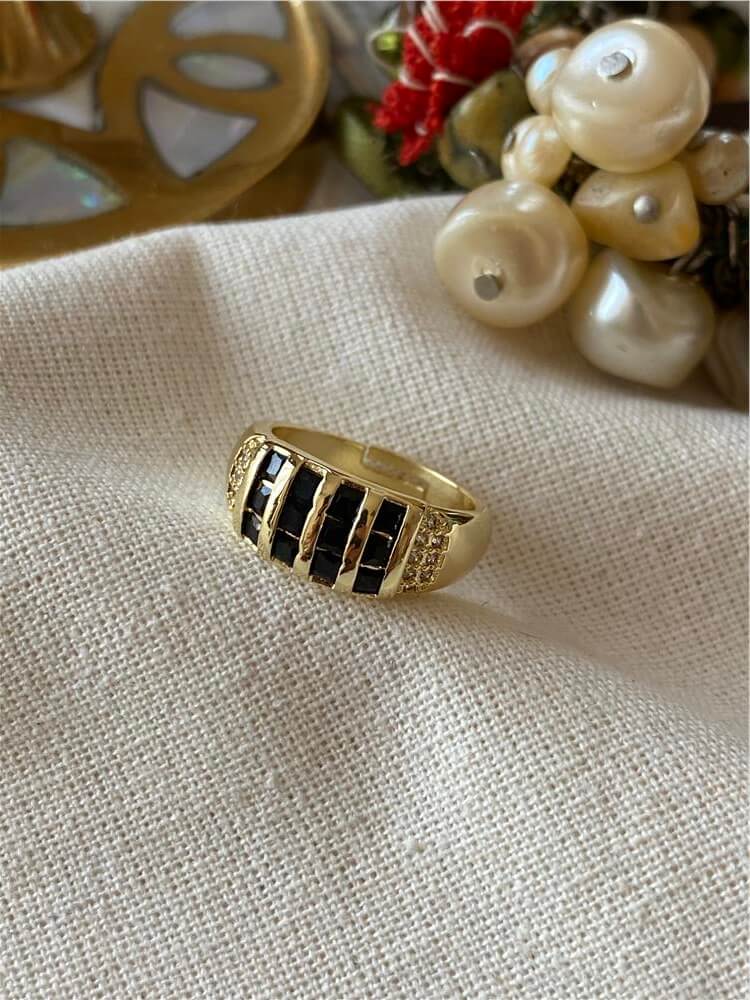 14K Sıralı Siyah Taşlı Serçe Parmak Yüzüğü