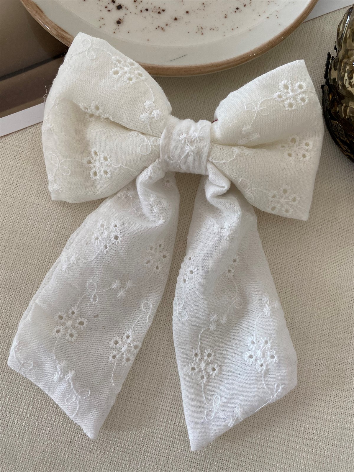 White Scalloped Bow Clasp