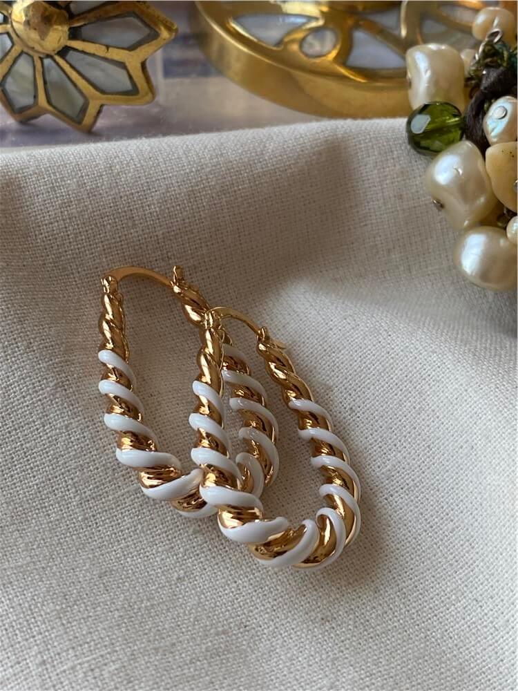 Beyaz Mineli Oval Burgu Küpe