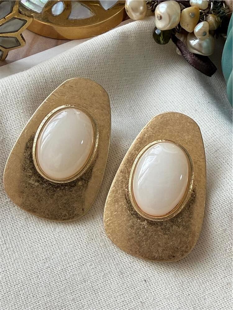 Beyaz Taşlı Gold Plaka Küpe