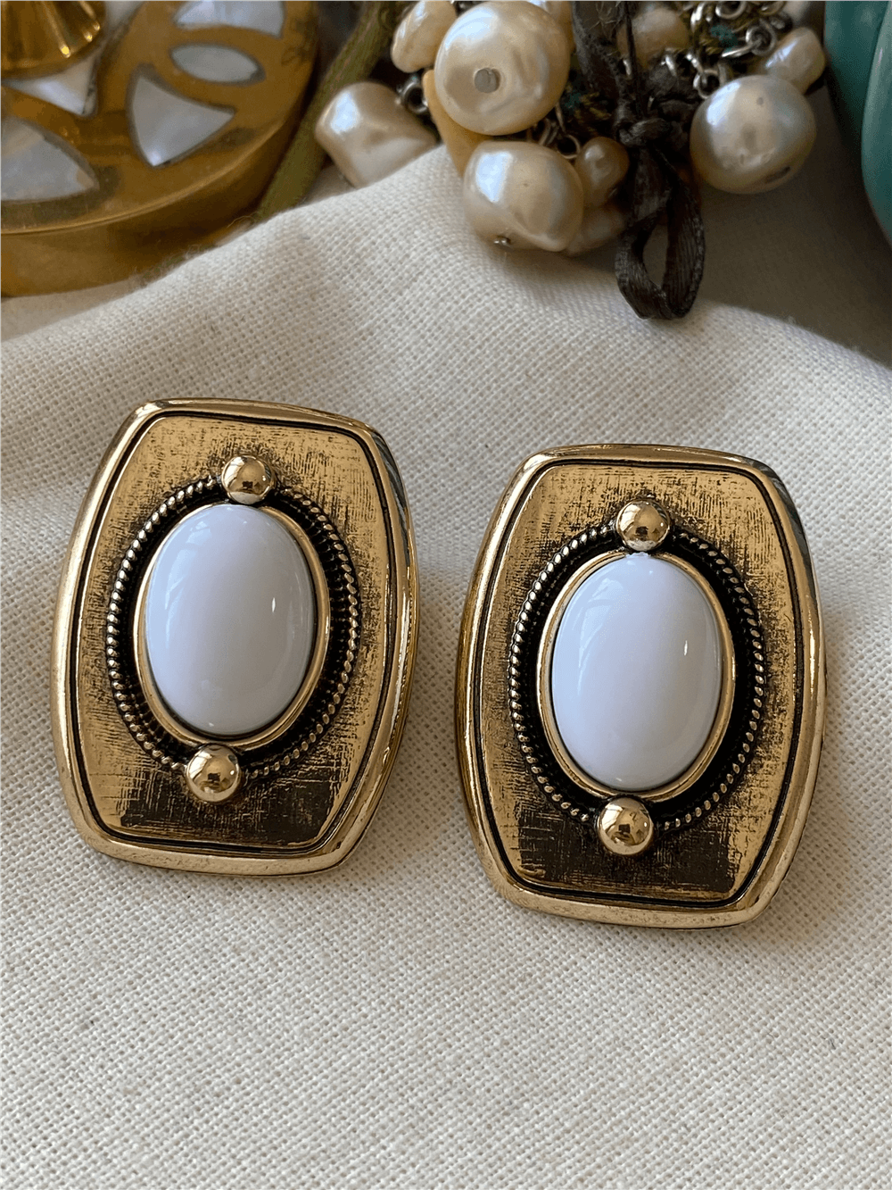 Beyaz Taşlı Gold Plaka Küpe
