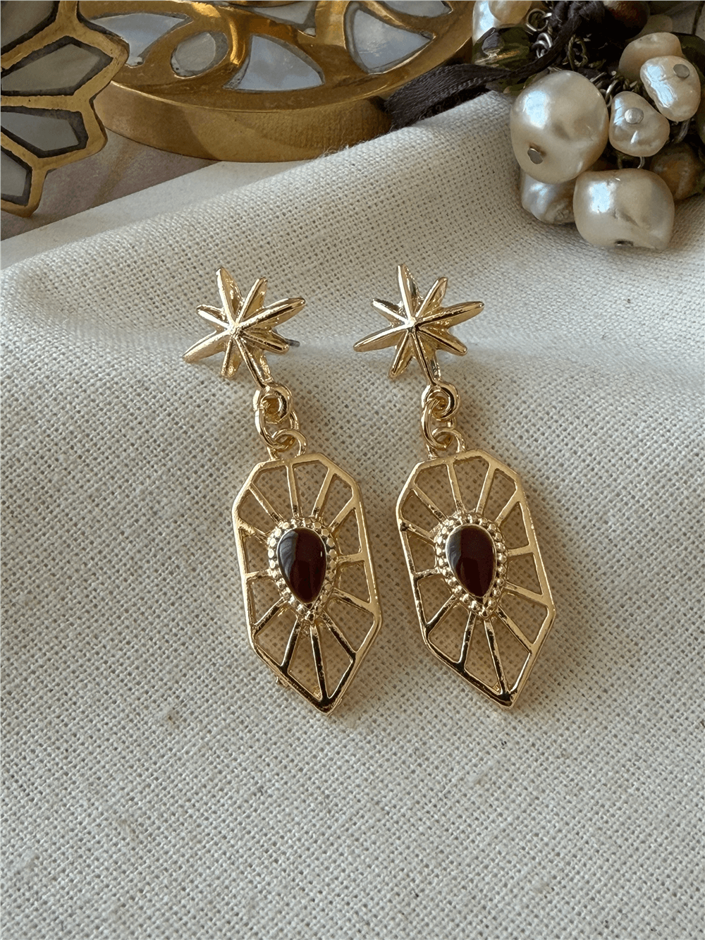 Bordo Mineli Plaka Sallantılı Küpe