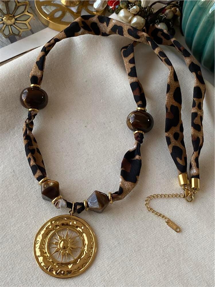 Büyük Pusula Detaylı Leopar Desenli Kumaş Kolye