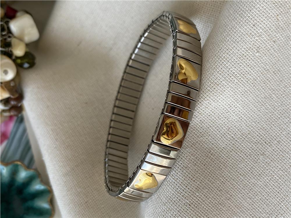 Çelik Bombe Kalp Detaylı Esnek Bileklik