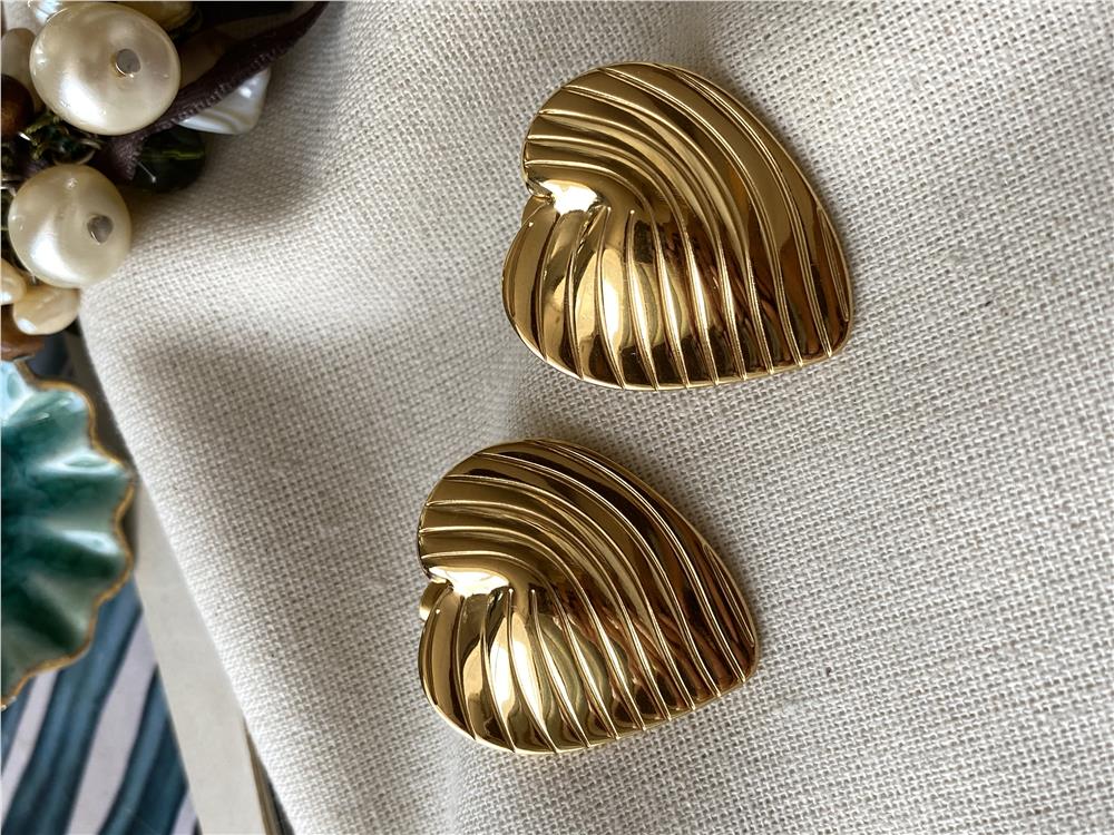 Çelik Burma Kalp Küpe