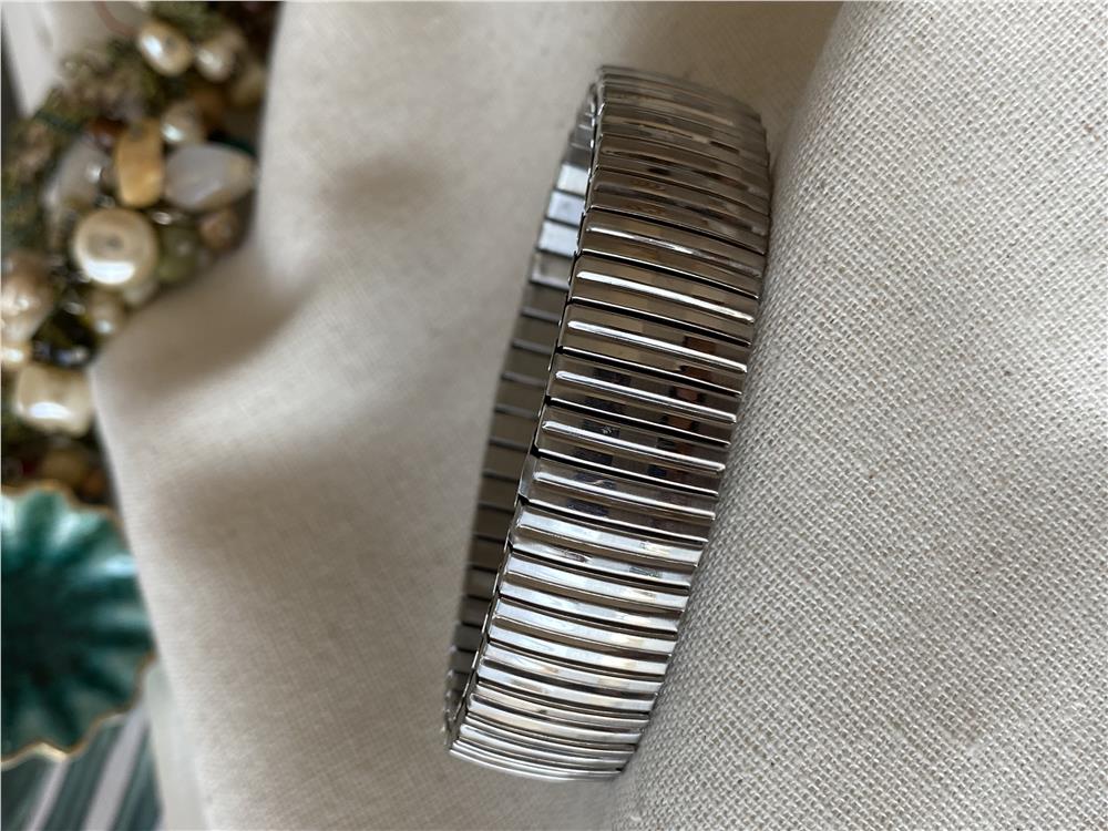 Çelik Çizgili Esnek Bileklik