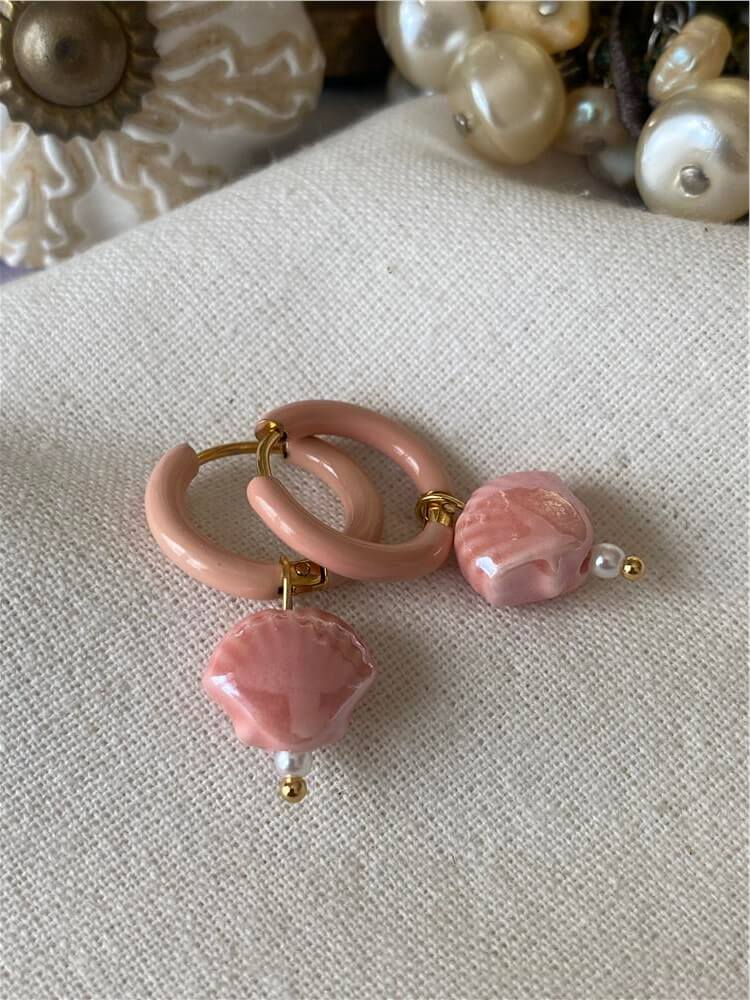Çelik Detaylı Porselen Pembe Shell Küpe