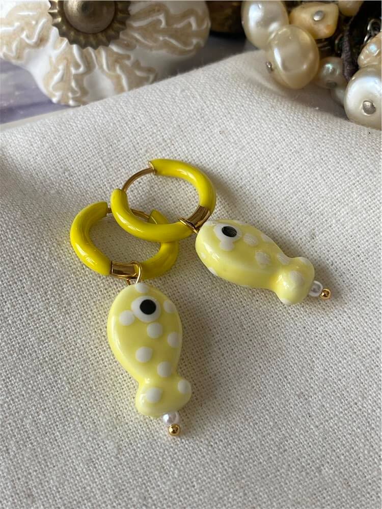 Çelik Detaylı Porselen Sarı Balık Küpe