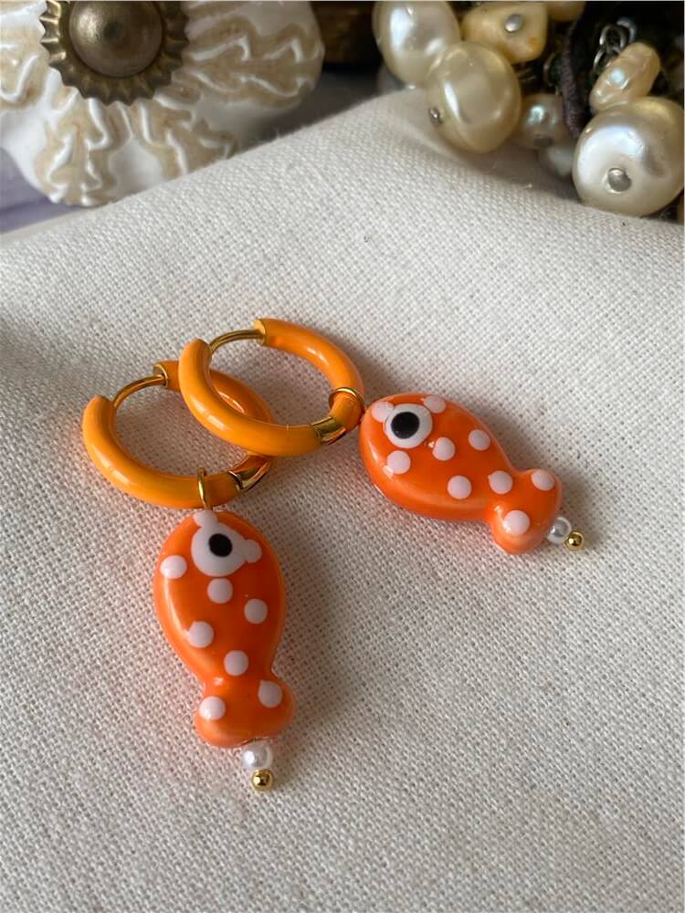 Çelik Detaylı Porselen Turuncu Balık Küpe