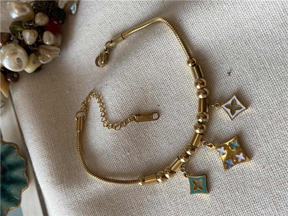 Çelik Dorikalı Renkli LV Charm Bileklik