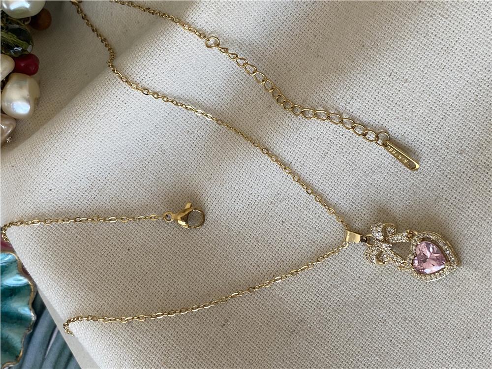 Çelik Fiyonk Detaylı Pembe Kalp Kolye