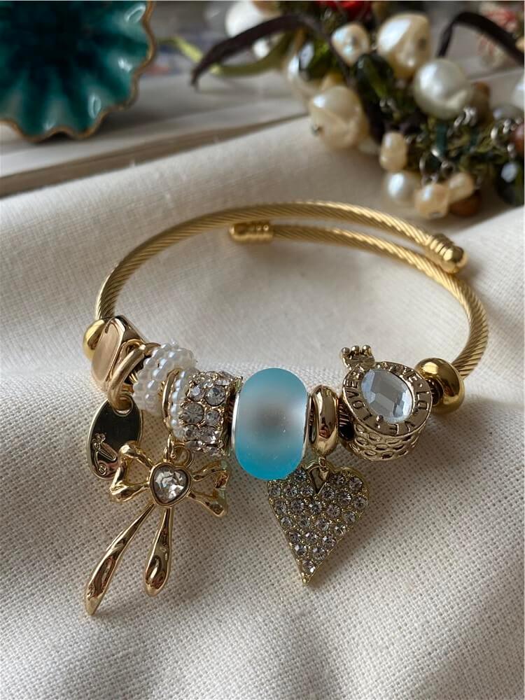 Çelik Gold Kordonlu Mavi Taşlı Fiyonk Charmlı Bileklik