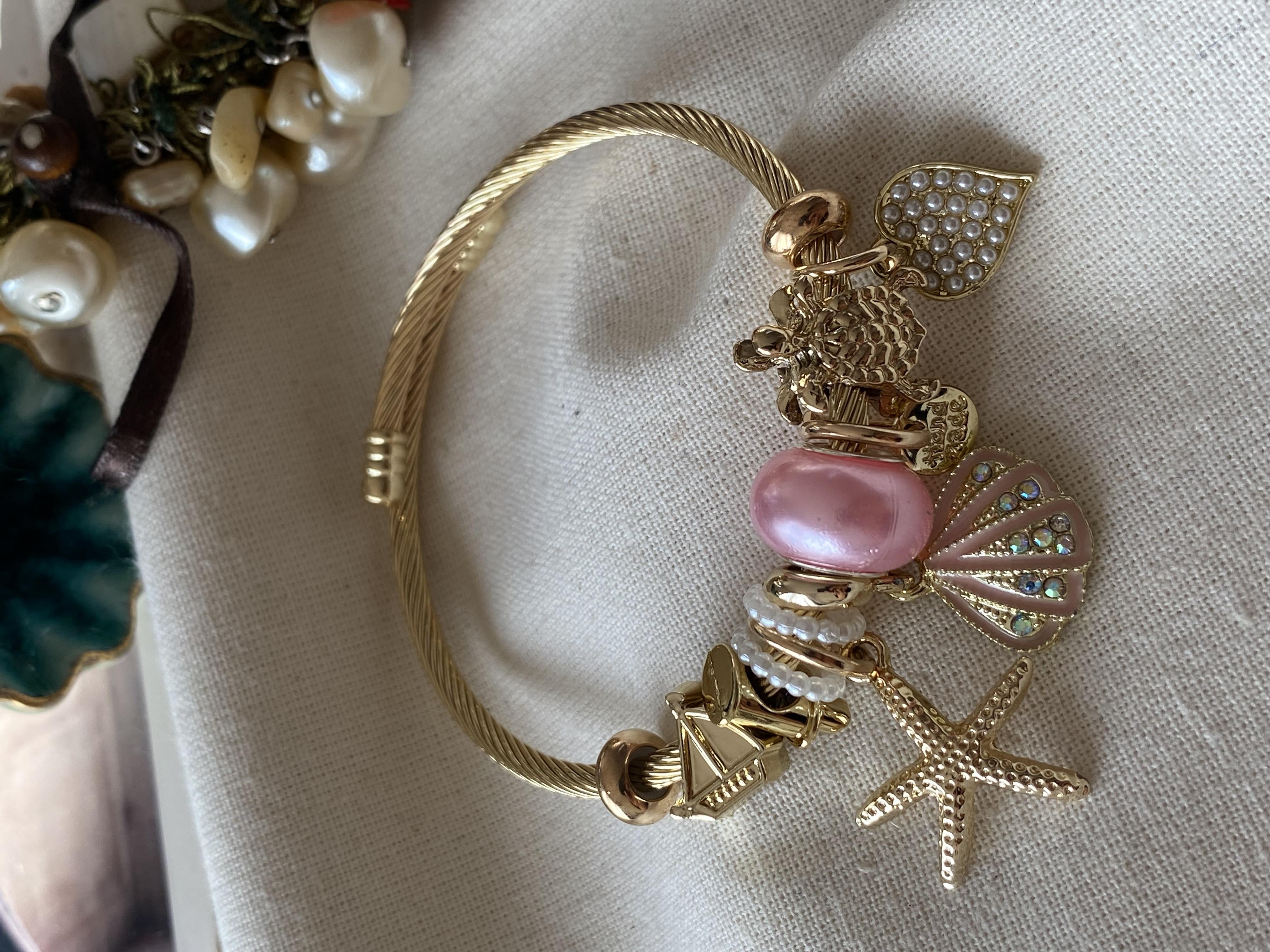 Çelik Gold Kordonlu Pembe Kabuklu Denizyıldızı Charmlı Bileklik