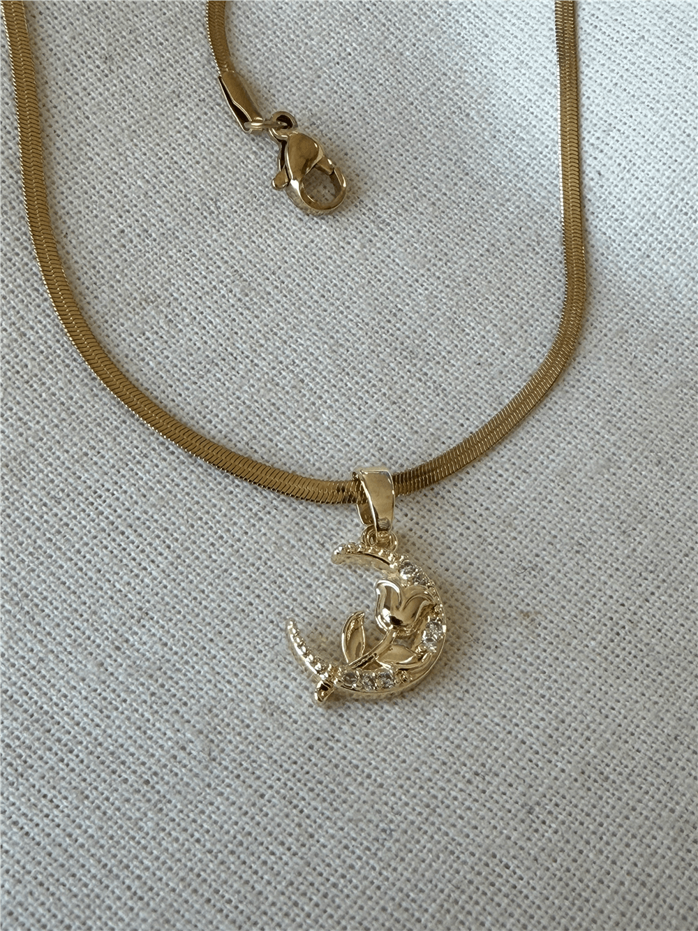 Çelik Gül Detaylı Ay Charmlı Kolye