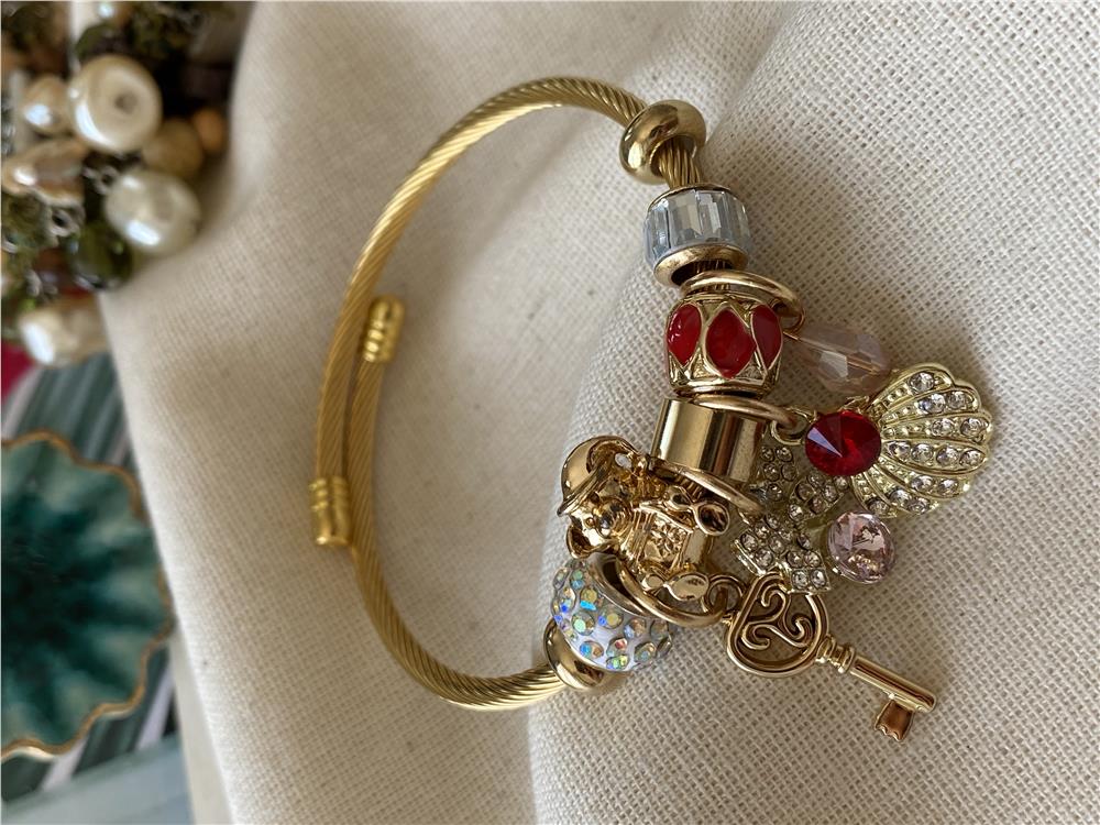 Çelik Kırmızı Taşlı İstiridye Charm Bileklik