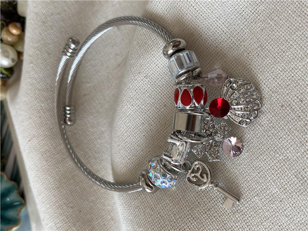 Çelik Kırmızı Taşlı İstiridye Charm Bileklik