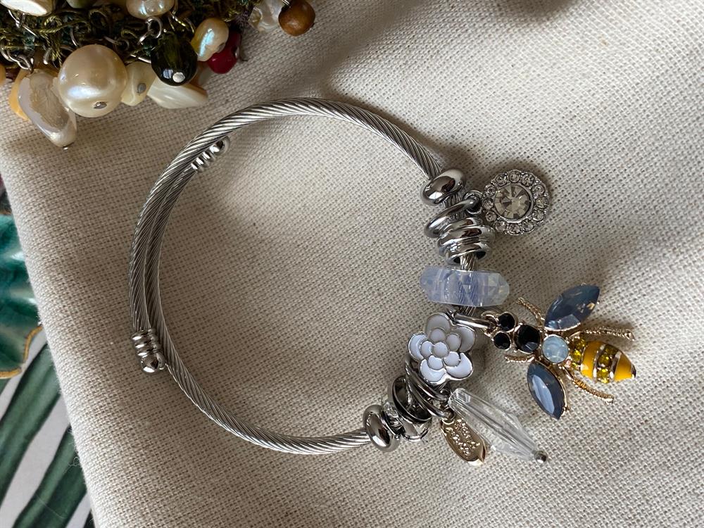 Çelik Kordonlu Çiçek&Arı Charmlı Bileklik