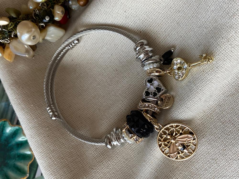 Çelik Kordonlu Siyah Arı&Kilit Charmlı Bileklik