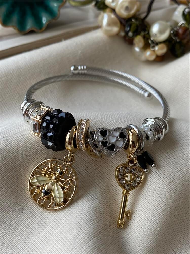 Çelik Kordonlu Siyah Taşlı Arı Charmlı Bileklik