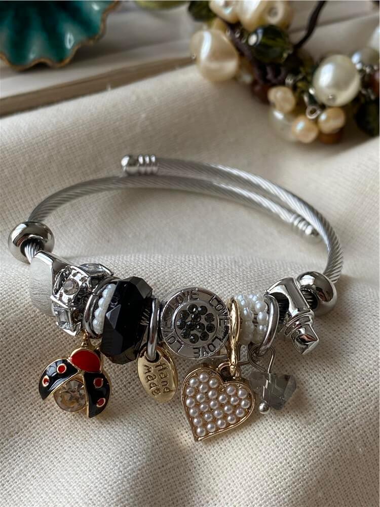 Çelik Kordonlu Siyah Uğur Böceği Charmlı Bileklik