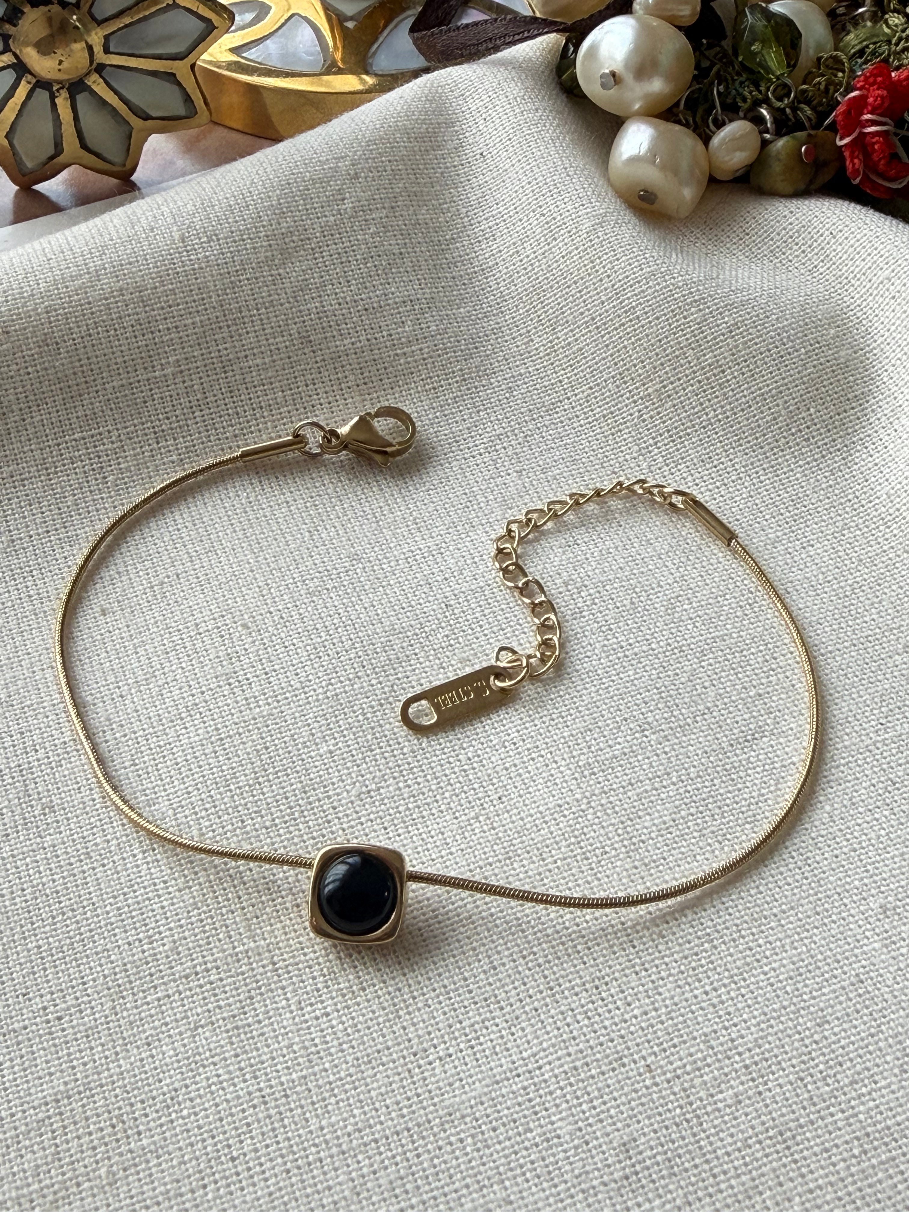 Çelik Minik Siyah Kare Bileklik