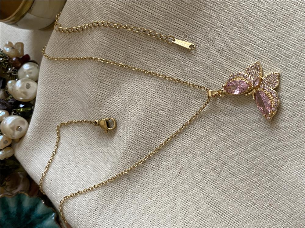 Çelik Pembe Taşlı Gold Kelebek Kolye