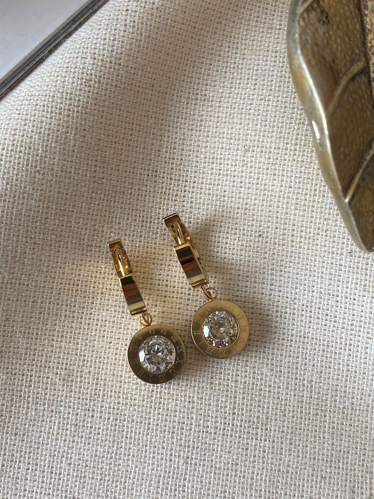 Çelik Roma Rakamlı Taşlı Küpe