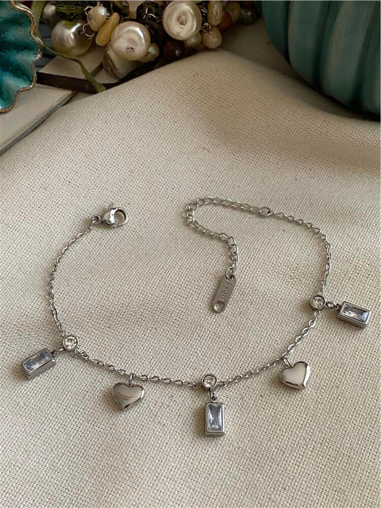 Çelik Silver Taş Detaylı Kalp Sallantılı Bileklik
