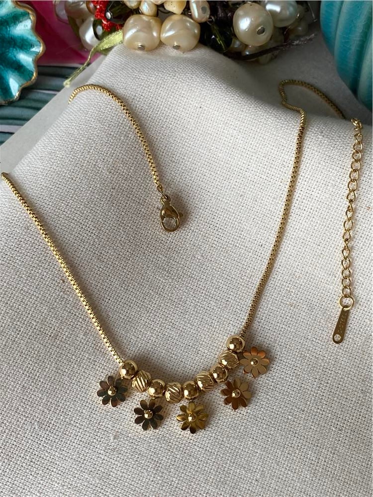 Çelik Sıralı Gold Flowers Kolye 