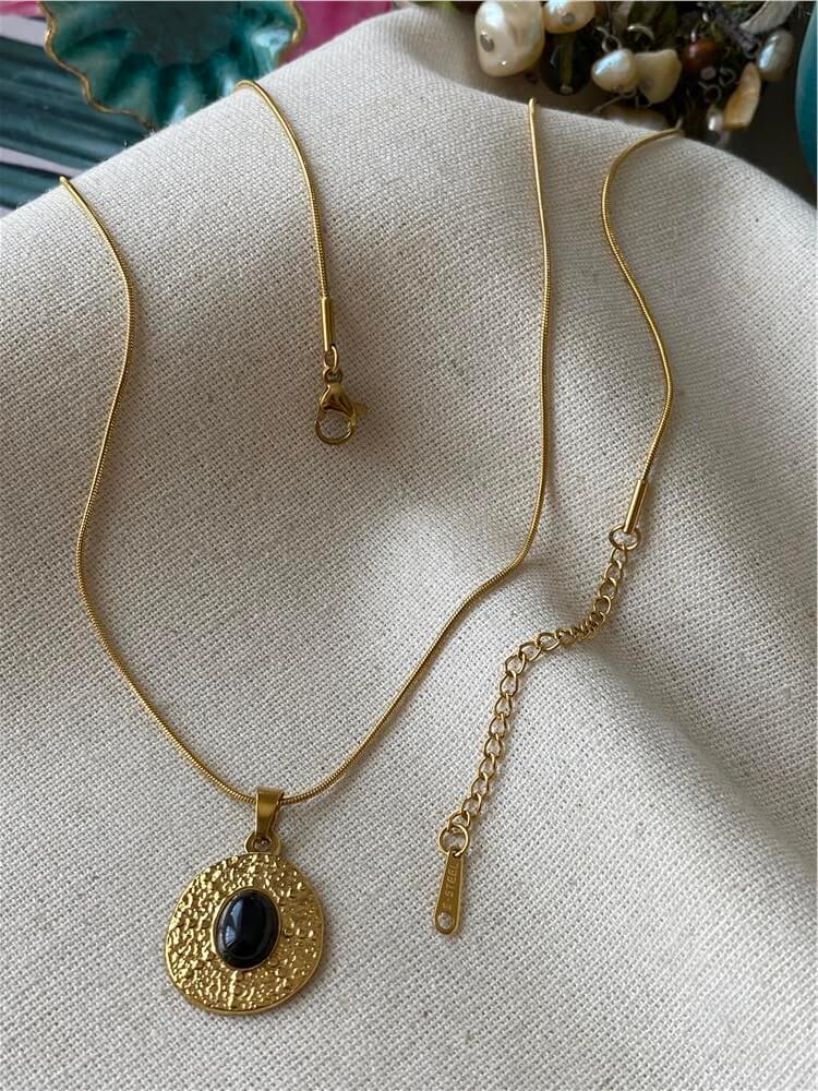 Çelik Siyah Taş Vintage Kolye