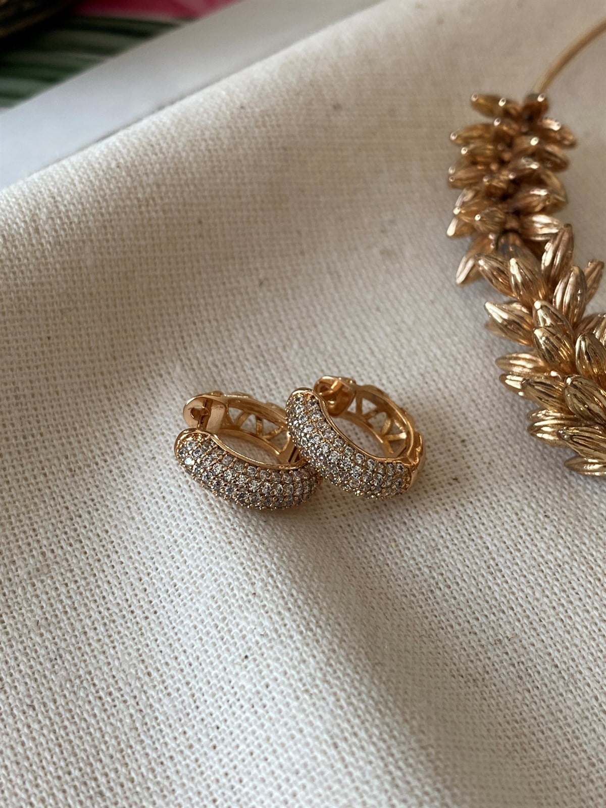 Çelik Taşlı Mini Bombe Küpe