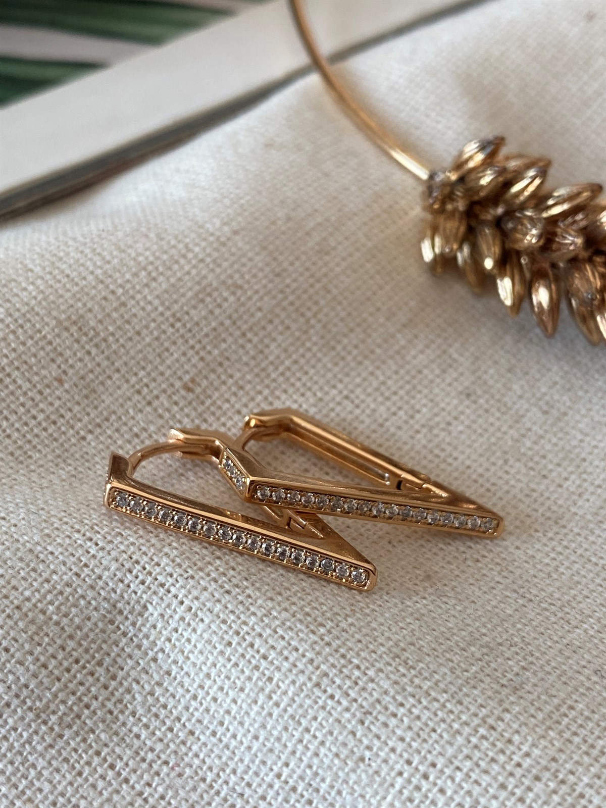 Çelik Taşlı V Küpe