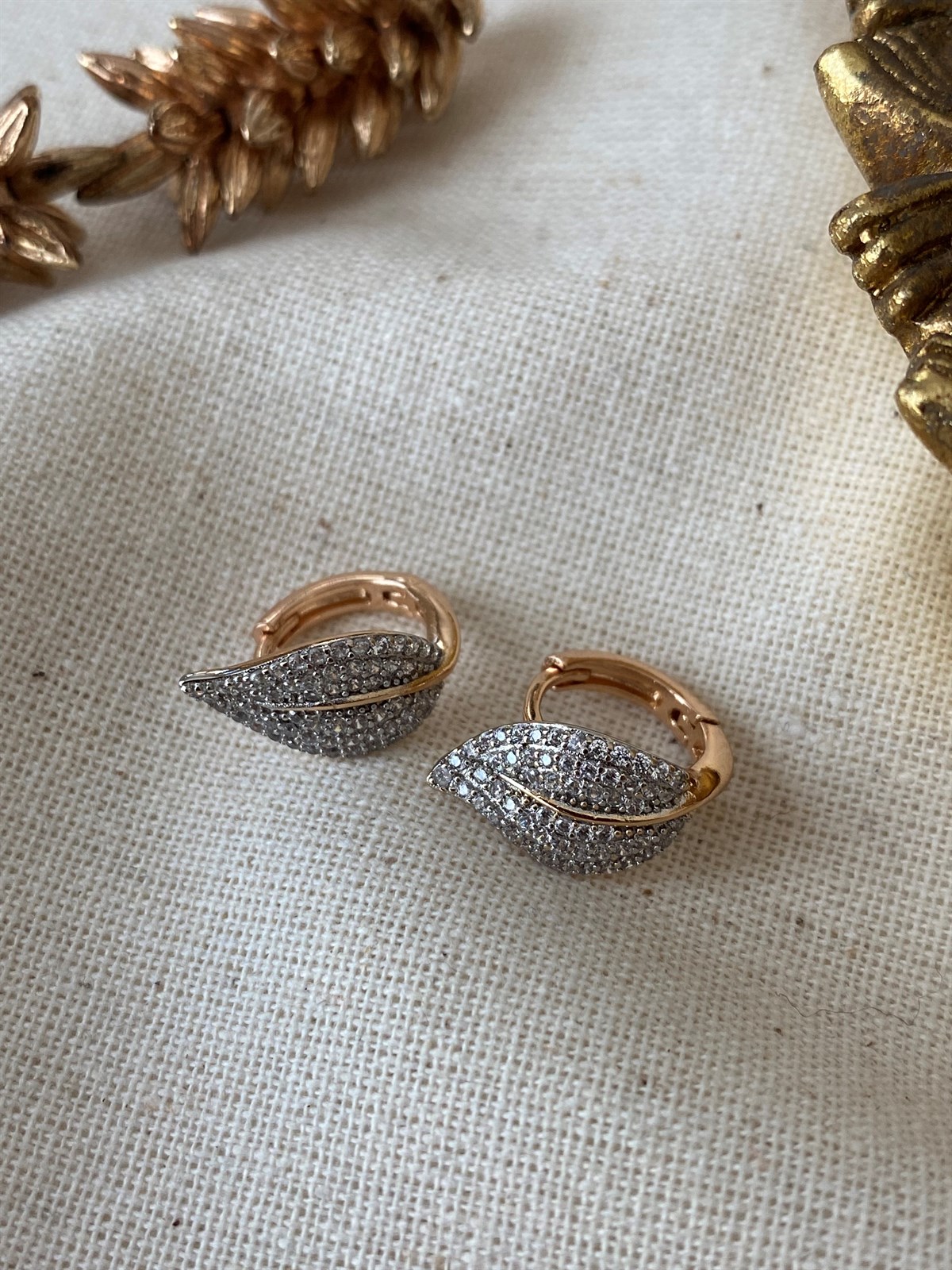 Çelik Taşlı Yaprak Küpe