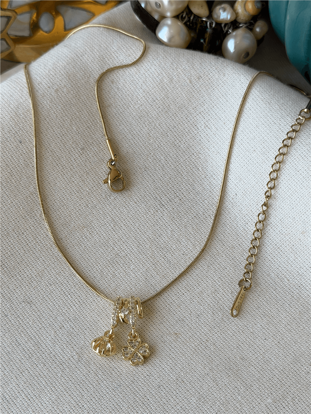 Çelik Taşlı Yonca ve İstiridye Charmlı Kolye