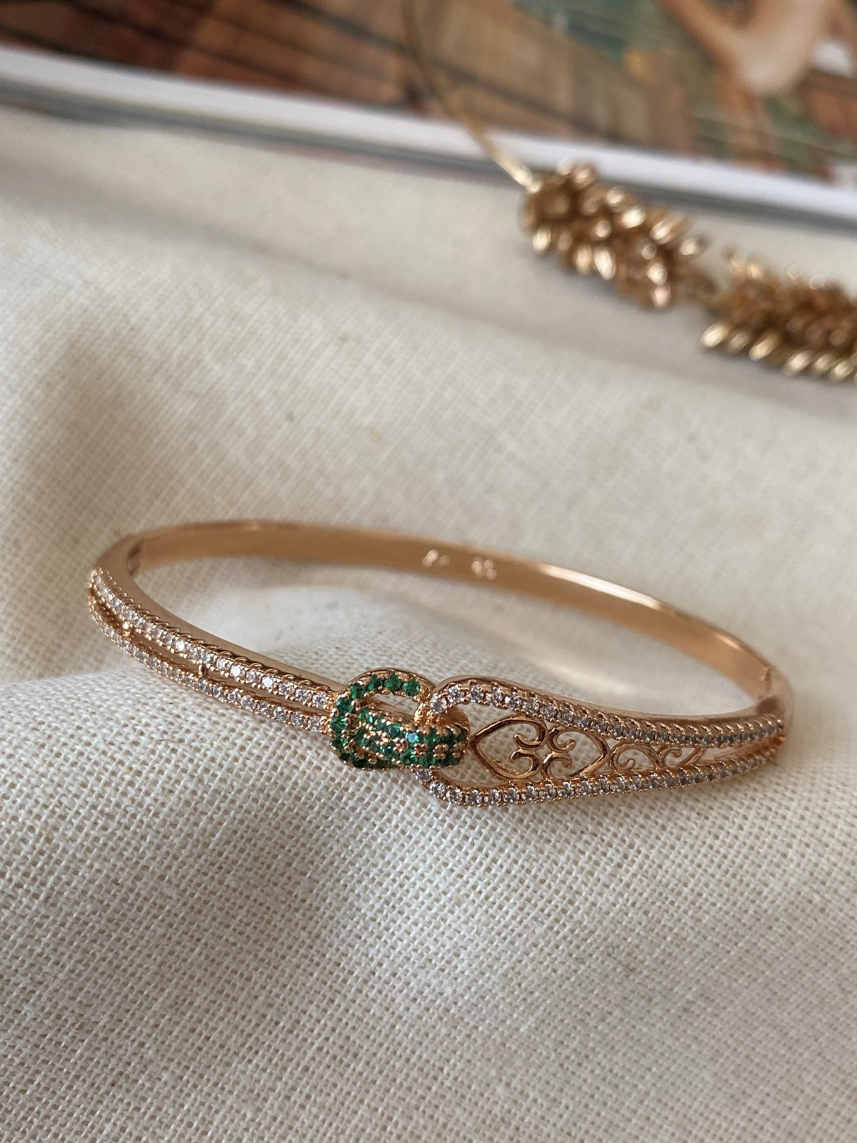 Çelik Yeşil Detaylı Kelepçe