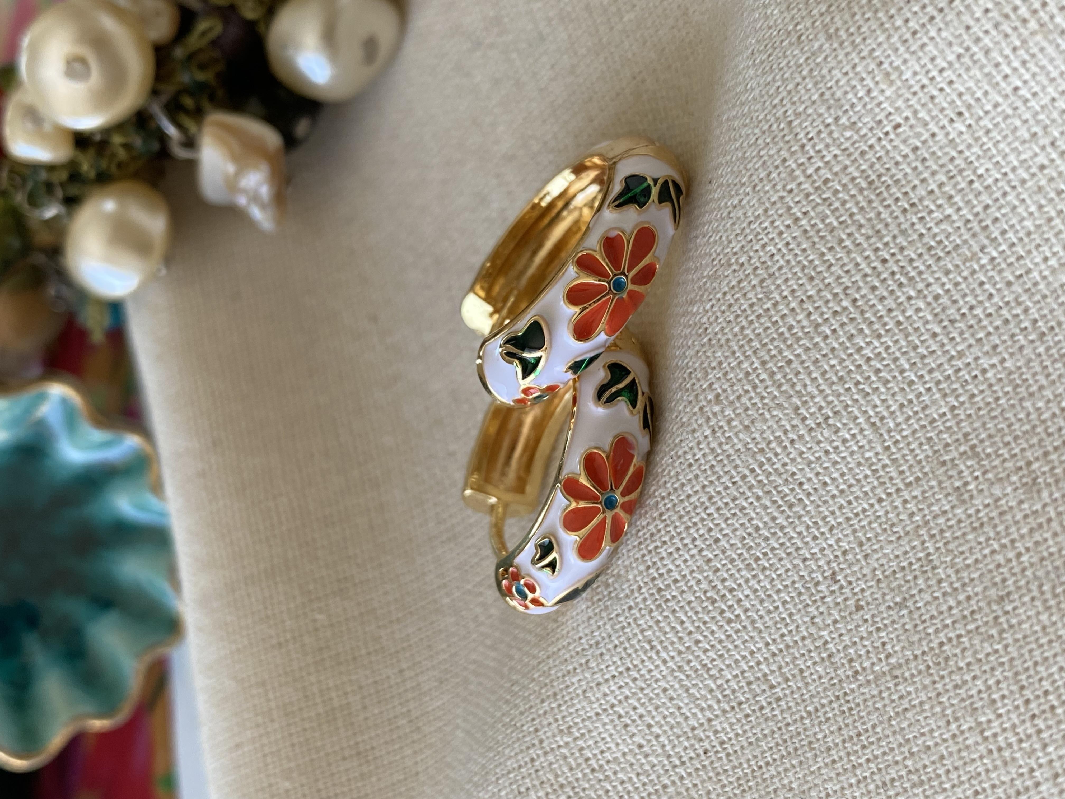 Çiçek Desenli Mineli Halka Küpe