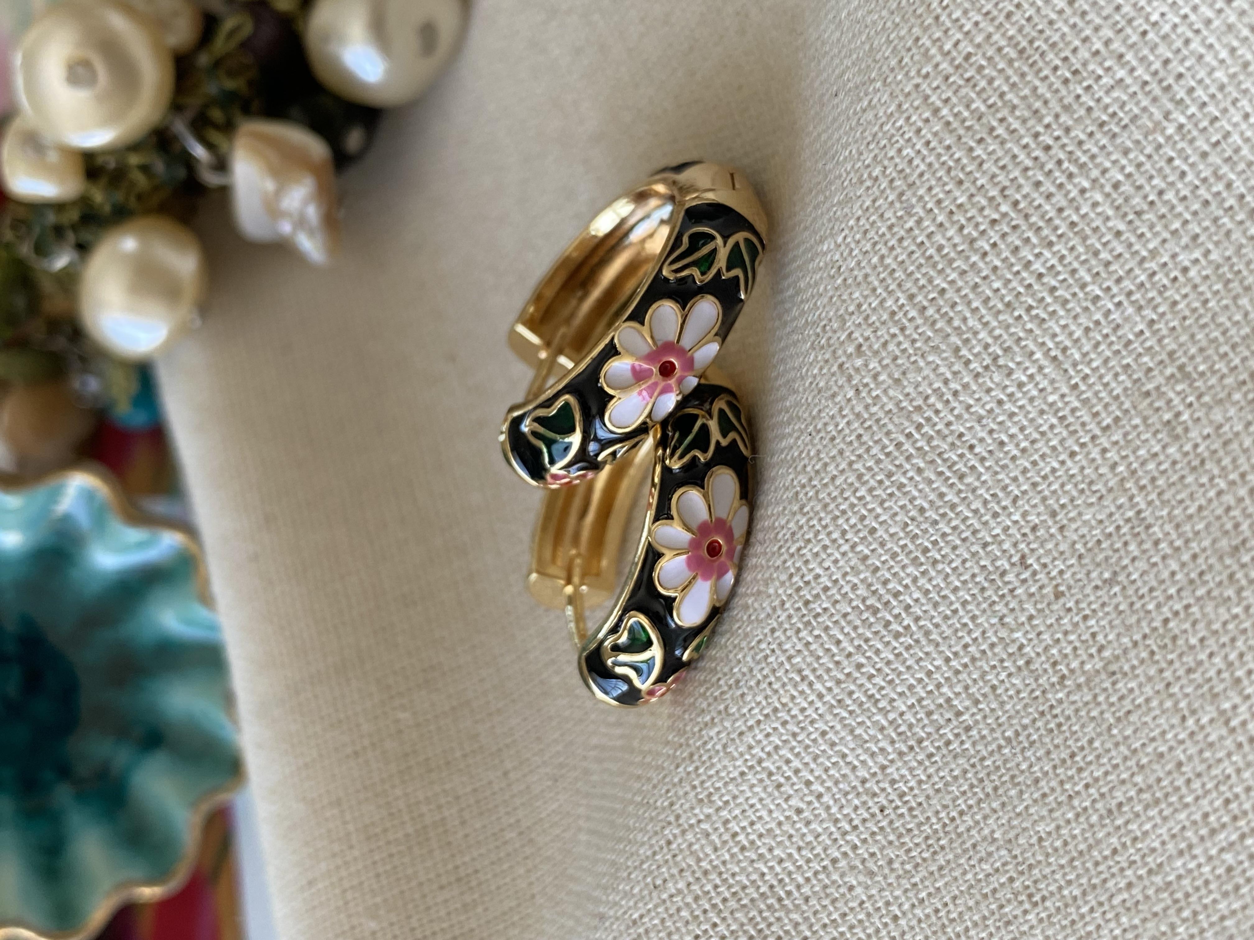 Çiçek Desenli Mineli Halka Küpe